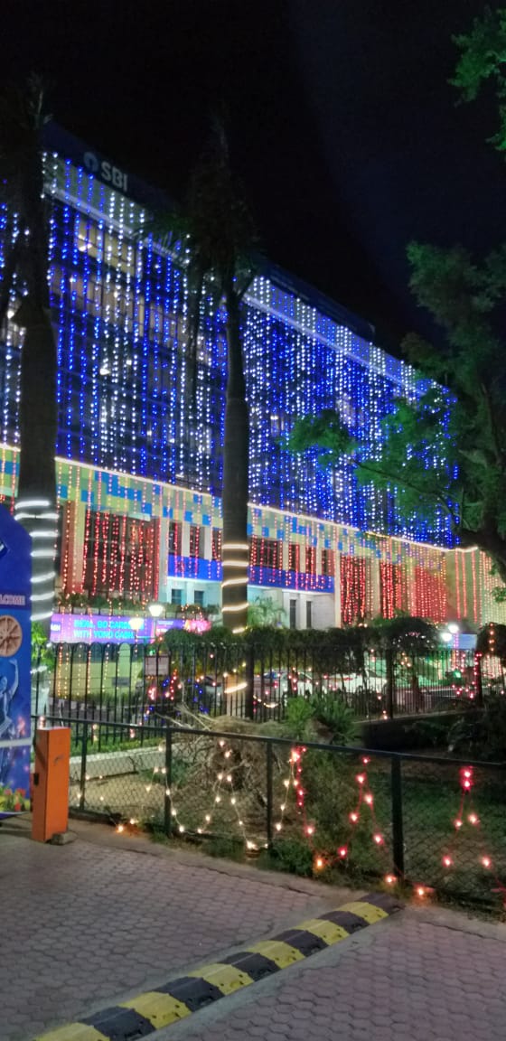 PKDAS42342005's tweet photo. #SBI Bhubaneswar circle celebrated Circle Foundation Day today in the presence of customers along with all the staff members. Illuminated LHO Building made the occasion memorable. @TheOfficialSBI #StateBankofIndia https://t.co/sorrobVHVI
