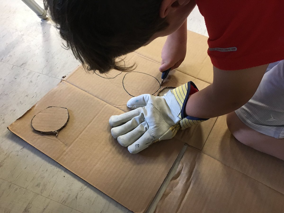 ryan_psmith's tweet image. The start of cardboard arcades w/ @ReynoldsTeach’s class. Started by explaining how to use micro:bits and Makeymakeys together for more game interaction. @microbit_edu @makeymakey #TLDSBLearns #tldsbmakers #tldsbcode @JackCallaghanPS