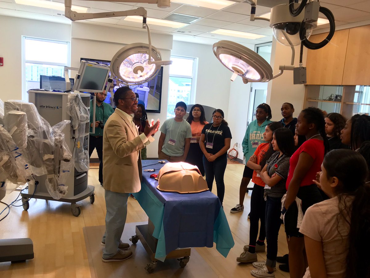 MisterPerry05's tweet image. Not many people can say they have been in a real surgery training room...especially one with THE infamous #DaVinciRobot! (Today was even the first time for our two med students!) #BrodyRISE
