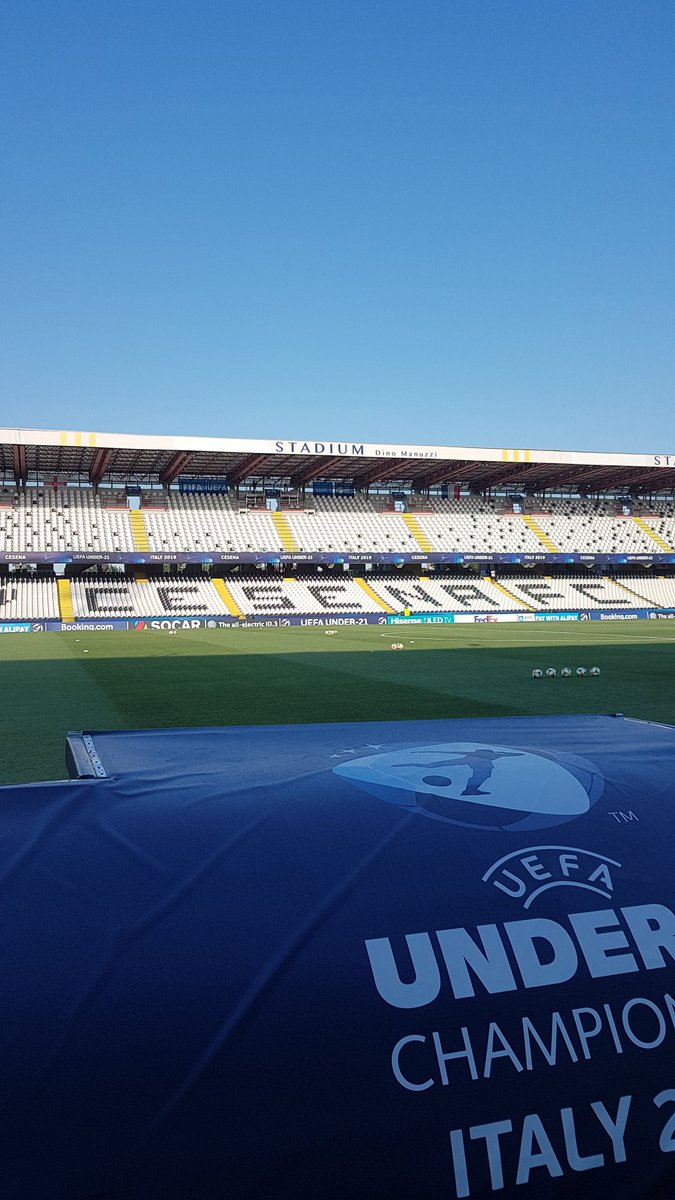 Le stade de @cesenacalcio pour l entree ds la competition des Bleuets ! Gd ciel bleu, pelouse parfaite... 
21h #ANGFRA #U21EURO 
@beinsports_FR