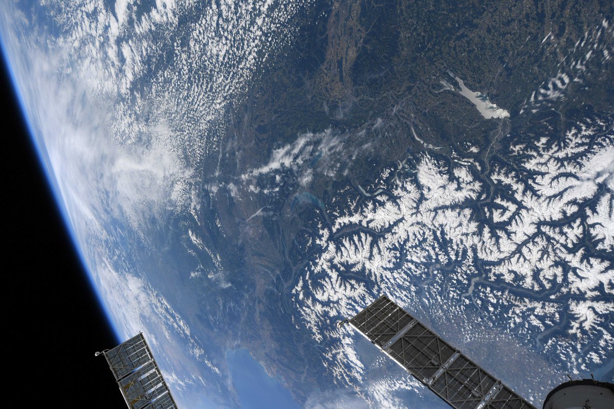 Astro_DavidS's tweet image. A sight dear to me: the beautiful Alps. Let the climbing season begin! // Un endroit cher à mes yeux : les Alpes, si belles. Que la saison d’escalade commence! #DareToExplore #ExploringEarth #EarthObservation #OsezExplorer #ExplorerlaTerre #ObservationdelaTerre