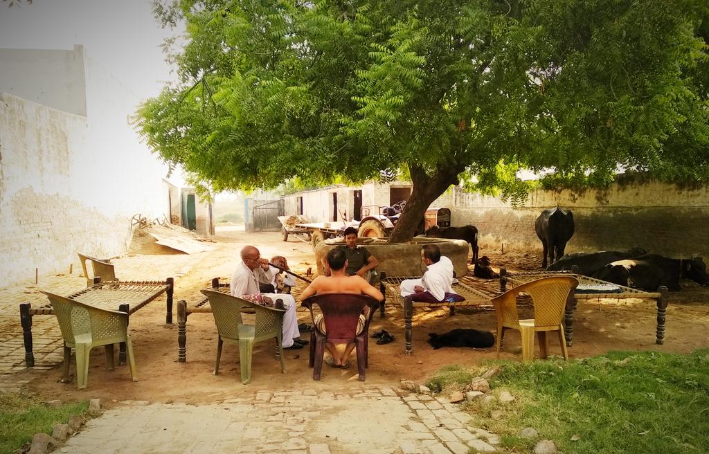 AkkiPayla's tweet photo. Village m bathak or bathak m hukka chalta hi accha lagta h.
Gujjar ke thaat hukka or khaat... https://t.co/adYRU9Z4tR