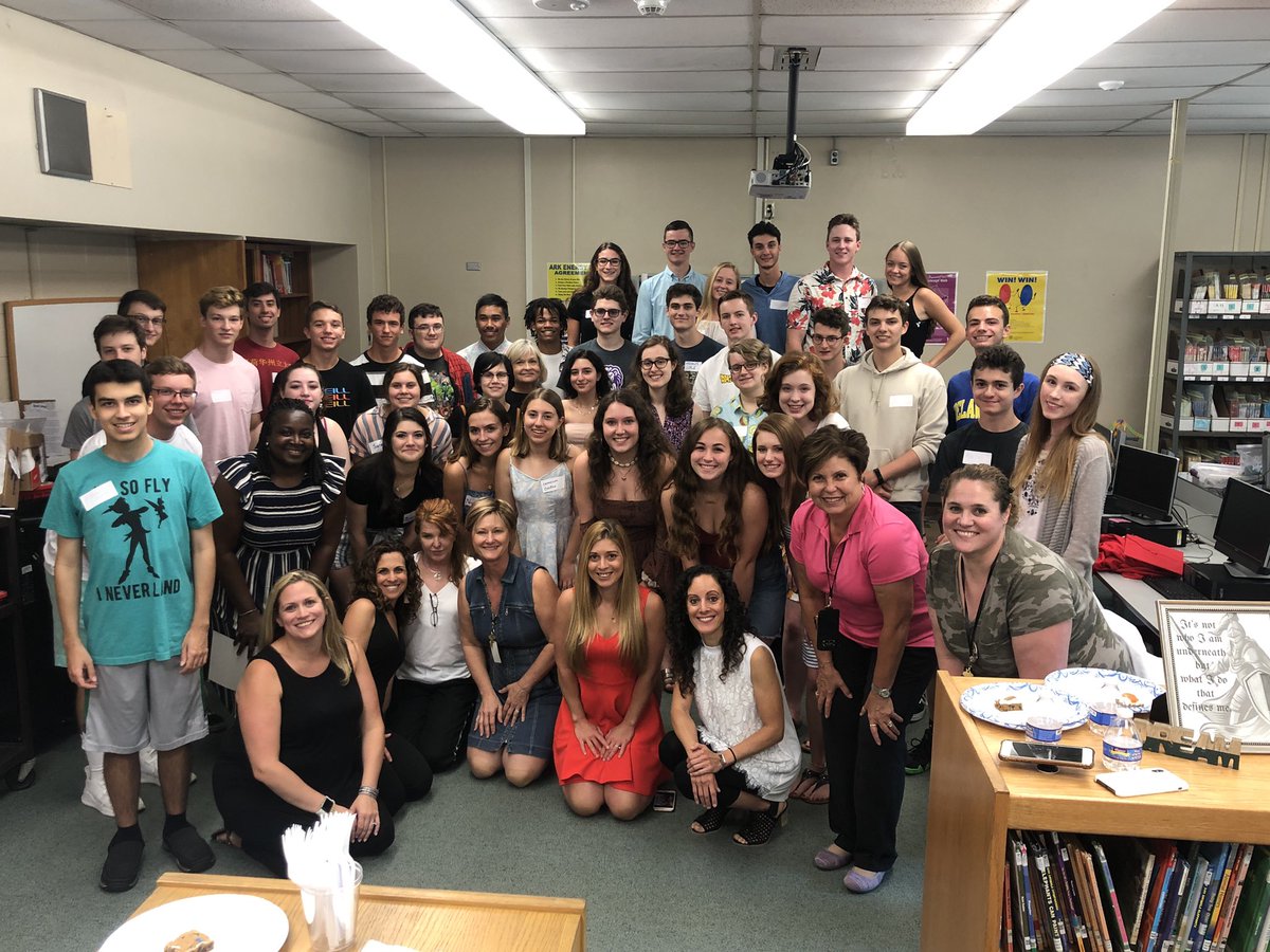 mrscatchison's tweet photo. Loved having lunch and catching up with the Class of 2019! So proud of all they accomplished! https://t.co/aQeqByGy9h