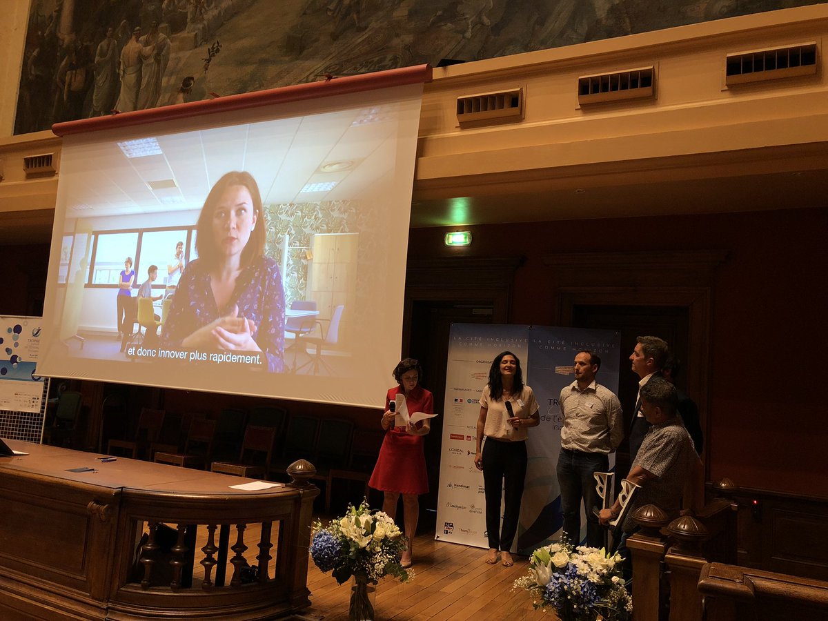 [Remise des Trophées Lumiere] 🏆 Catégorie #CoupDeCoeur du jury ❤️
Bravo à notre lauréat #ESAT Jacques Chavent 👏
Le trophée est remis par @abdelli_adda, <a href="/JulieViloing/">Julie Viloing</a> et <a href="/CGardou/">Charles Gardou</a> 
#ESAT #Adapei69 
#TropheesLumiere #EntrepriseInclusive #CICH #Handicap