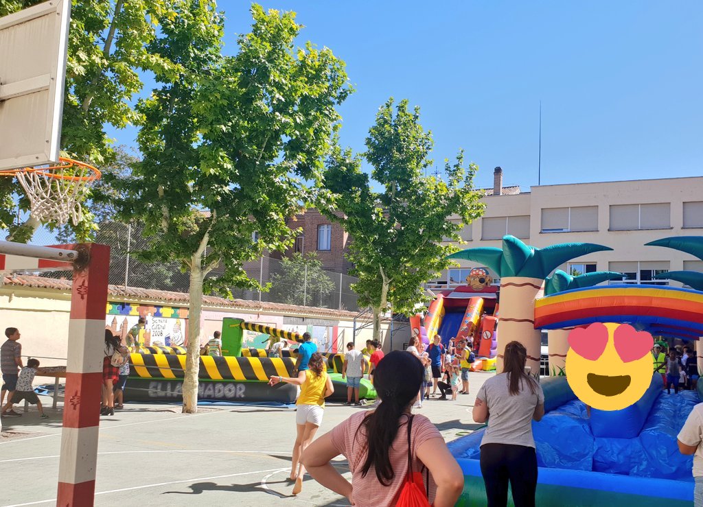 corteserasmus's tweet photo. Nos hemos pasado a "bichear" la fiesta del AMPA del cole y ha sido... ESPECTACULAR! Se superan cada año. Juegos con agua, futbolines, colchonetas, perritos... un fiestón con todas las letras! Conexión profes-familias💚#familiasmolonas #Carabanchel #suertedecole #123capitáncortés https://t.co/Yf8TB28b9f