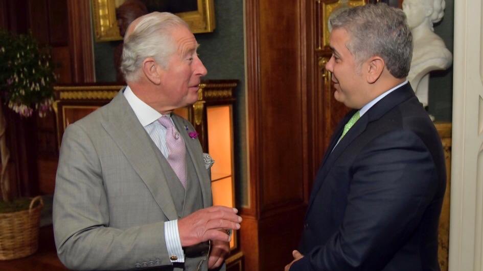 IvanDuque's tweet photo. #Londres Muy productivo encuentro con el Príncipe Carlos, con quien compartimos nuestra pasión por protección del medio ambiente. Dialogamos sobre objetivos de Colombia para mitigar cambio climático y nuestras políticas contra deforestación y aumento de uso de energías renovables https://t.co/caB0emXWwu