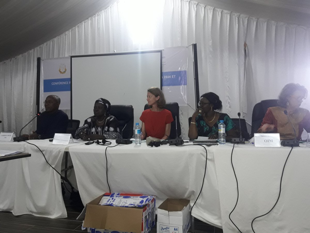 GuineeMano's tweet photo. Après avoir amplement débattu des six thématiques,  place à la déclaration finale.  《L'engagement de Conakry 》en 17 points. 
Déclaration #CONREFMAP2019 《L'engagement de Conakry》
#Kibaro https://t.co/PafA9S9AG7