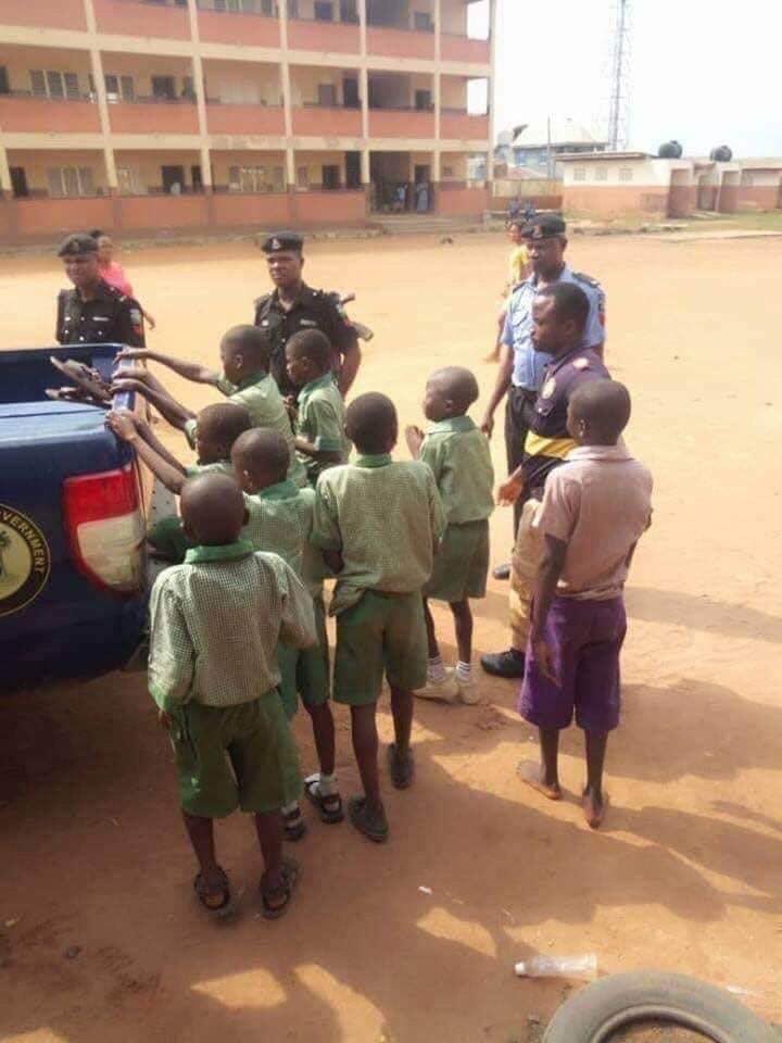 ajeezayGH's tweet photo. Eiii hmmm this world

Children arrested sad and touching story

The car children police man kill it a so the man child children police is  a so the baby children occult yahoo boys was rapping it police and killing to prison and arrested 😭😭😭
#NonfaKING https://t.co/TPNWpRDf0v