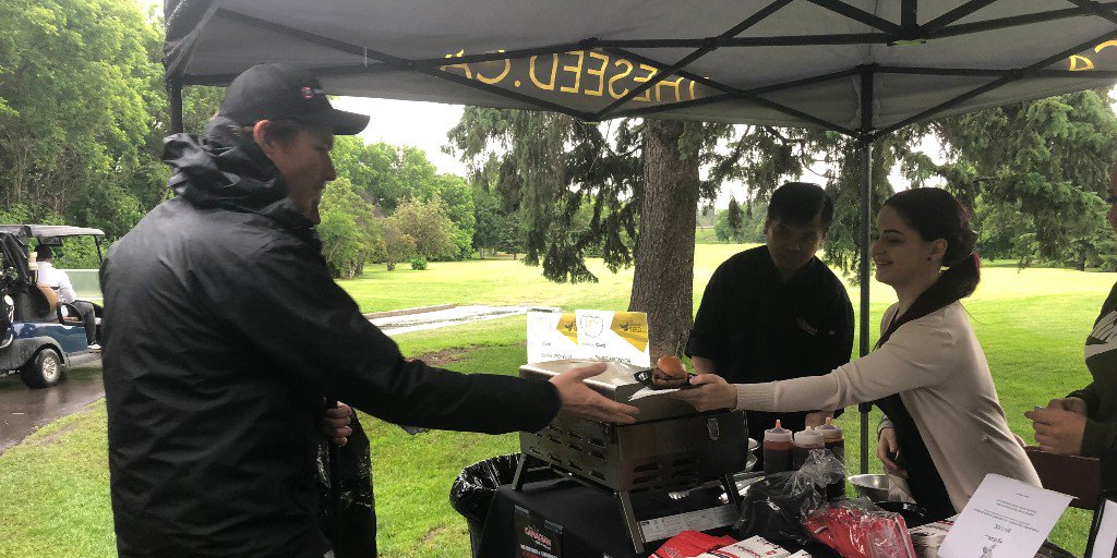 mustardseedcan's tweet photo. Thank you @TheCDNBrewhouse for serving beef on a bun to our golfers. Despite the rainy weather, your generosity warms our bellies and our hearts. Thanks for doing your part to #endhomelessness and #reducepoverty during our #17thannual @HighlandsGC1929 https://t.co/TvPYPLtVBh