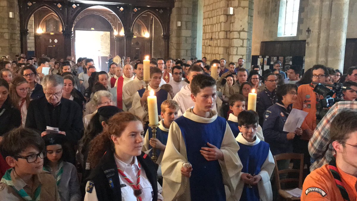 PSimonOF's tweet photo. Près de 400 personnes dans l’abbatiale Saint-Melaine de #Rennes, des scouts de toutes les générations pour renouveler leur promesse et se souvenir de celle du bienheureux Marcel Callo qui lui fut fidèle jusqu’à la mort via @ouestfrance35 @DioceseRennes @abbenico #scoutisme https://t.co/cRGv9zcxhB