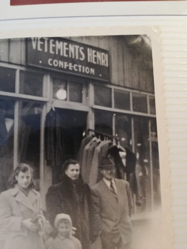 KhanNRachel's tweet photo. Le prochain numéro de @Tenoua sort la semaine prochaine ! En attendant sur la photo de gauche mon Grand-Père Henri, ma Grand-Mère, ma mère (la grande) et ma tante. Comme quoi la vérité est tailleur ... oui les tirailleurs aussi je sais 🕵🏽♂️ #Tenoua #texte #textile #tweed #tweet 🌏 https://t.co/FXy3fZchk2