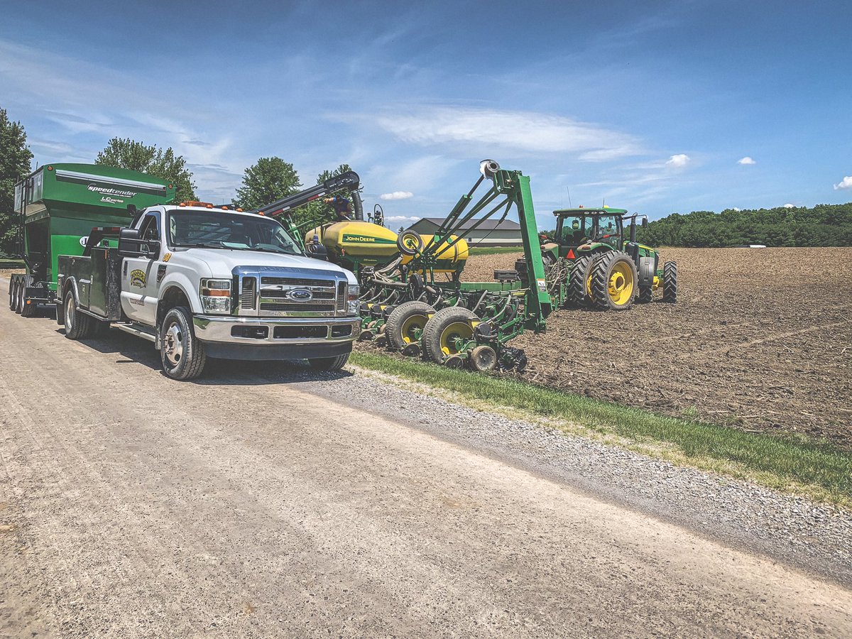 FarmsFisher's tweet photo. A perfect day to make dust roll! 

#welcomebacksunshine #plant19 #MichiganAg #JohnDeere #fillingup #makingprogress #farmlife #soybeans https://t.co/LfCyZmNVJJ