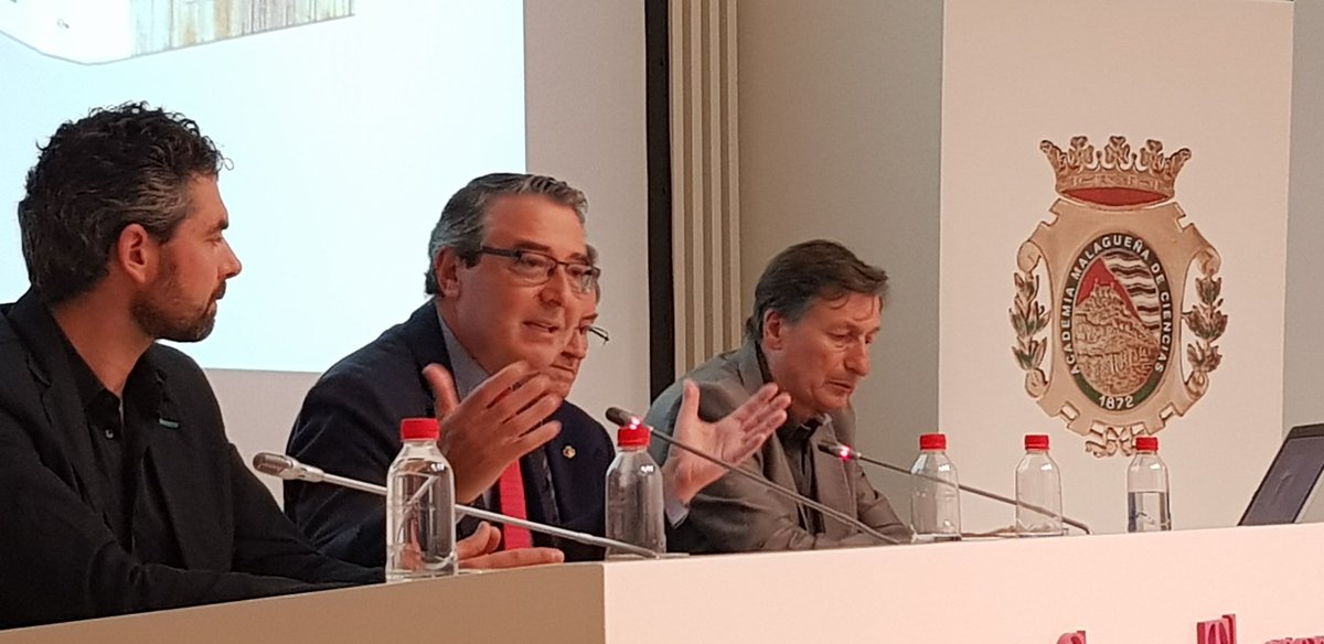 AcademiaAgp's tweet photo. Interviene el presidente de @diputacionMLG @Francissalado para agradecer a #LuisMachuca la realización de este libro que aporta un valor añadido al propio @CaminitoDelRey_ que se ha convertido en una "marca de referencia" en #Málaga en #España e internacionalmente. https://t.co/HotsRWZapp