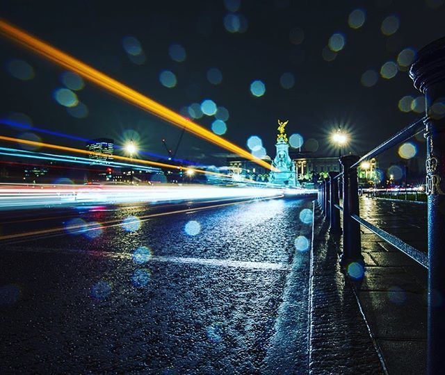Night trails outside Buckingham Palace in the Rain
•
•
•
•
•
•
#lowlightphotography #londonnights #eveningphotography #longexposhots
#LongExposurePhotography #LazyShutters #SlowShutter  #ShutterSpeed  #Loaded_Lenses  #VisualAuthority  #eclectic_s… bit.ly/31F96XU