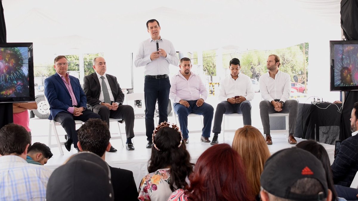 Pasajero7's tweet photo. Las emisiones contaminantes de los automotores figuran entre los primeros 10 factores del calentamiento global, por lo que es importa te apostarle a combustibles menos contaminantes como el #GNV, señaló el Secretario de Transporte @MonrazDiego en la Feria de Transporte Ecológico. https://t.co/IaaUl76gDq