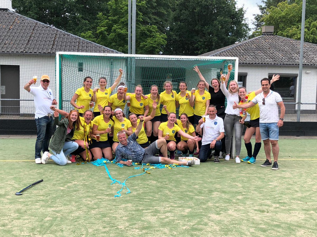 mhcheesch's tweet photo. Dames 2 Kampioen: Na een reeks van gewonnen wedstrijden tegen hun directe mede titelkandidaten is het MHC Heesch Dames 2 in hun laatste wedstrijd van het seizoen gelukt om het kampioenschap binnen te halen. Dames, sponsor, coach en trainers, van harte gefeliciteerd! https://t.co/A2smSHvwfY