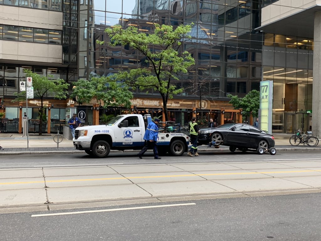 ParkingTPS's tweet photo. Good afternoon Toronto ! What a beautiful day. We’re a champion city when it comes to basketball but a #gridlockTO city when it comes to parking. Tow trucks will be out as usual for the PM #rushhourTO. Remember to move your cars, keeping the commute home smooth for all^ eu https://t.co/jwWAWDZoUd