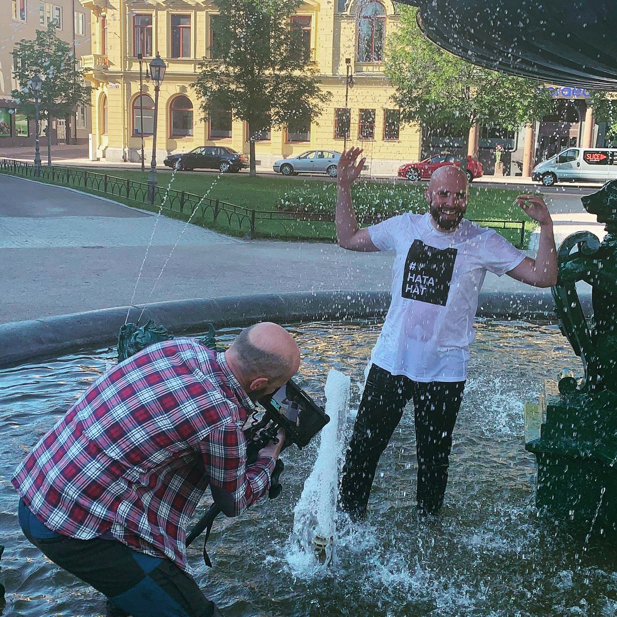 En del tror att det här är första gången det spelas in en film när jag badar i den där fontänen, de har fel. #sundsvallbusinessawards #hatahat #friends
