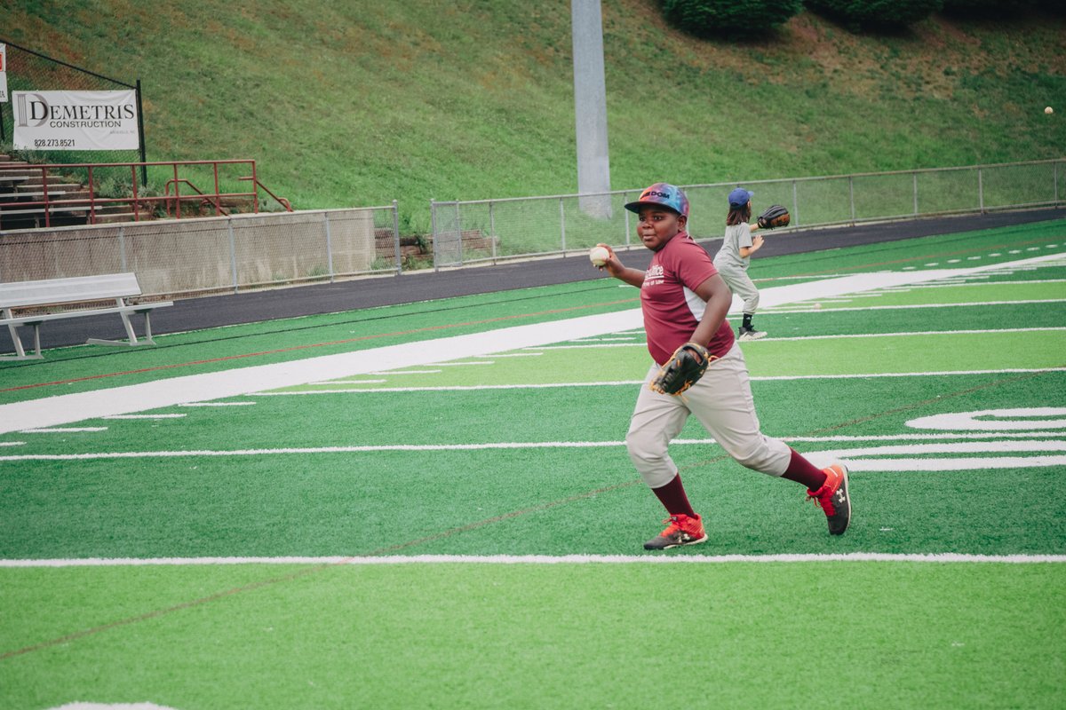 AVLCitySchools's tweet photo. Summer’s in full swing, and our Cougar Baseball Program is ensuring the next generation of #AshevilleHigh student-athletes have a solid foundation of baseball fundamentals through basics like base running, defense &amp; batting practice.
#TheACSWay
#CougarPride https://t.co/DtB6dtKmlx