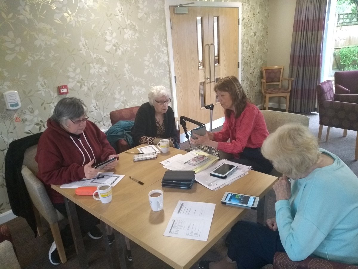 Emma32152043's tweet photo. Tenants in supported accommodation learning digital skills today to help maintain independence, learning how to pay bills online and online shopping!!! 🛍️🛍️ https://t.co/Ex0df1iqL8