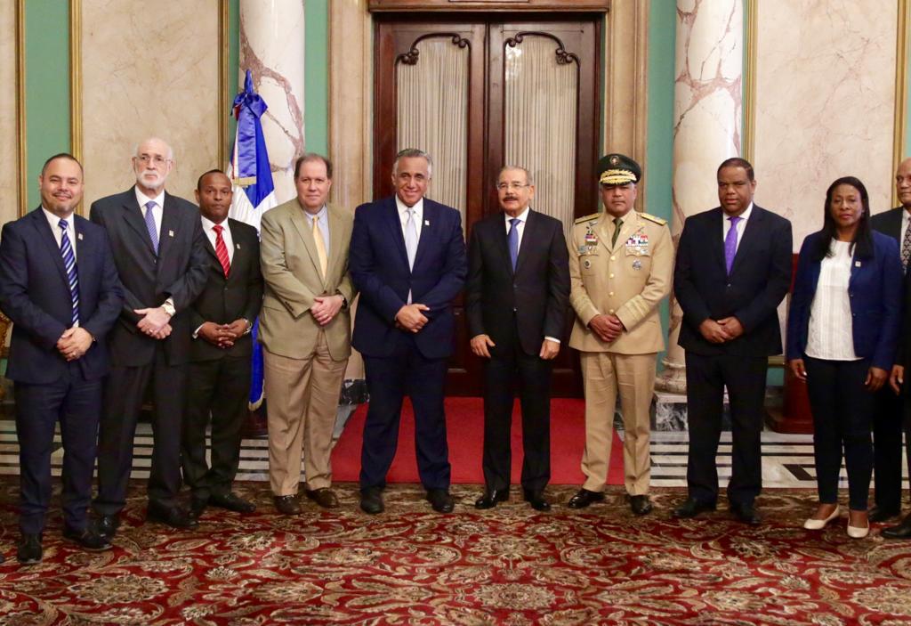 MDefensaRD's tweet photo. #MideDato:
La finalidad del encuentro fue compartir los planes de trabajo para Tokio 2020.
Junto a ellos estuvo @ElSuperSanchez, campeón olímpico del país en representación de los atletas.
#FFAA #MiDE #MiDERD 2/2 https://t.co/wSF2mVShdx