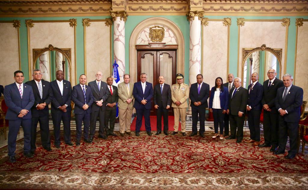 MDefensaRD's tweet photo. #MideDato:
La finalidad del encuentro fue compartir los planes de trabajo para Tokio 2020.
Junto a ellos estuvo @ElSuperSanchez, campeón olímpico del país en representación de los atletas.
#FFAA #MiDE #MiDERD 2/2 https://t.co/wSF2mVShdx