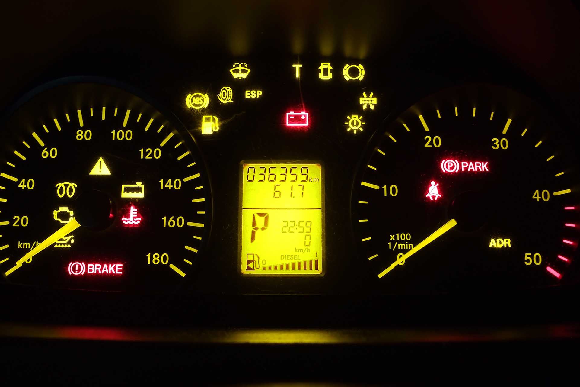 on Twitter: "What all those dashboard lights on your car actually mean: https://t.co/C9prBntwxc https://t.co/WsSYjLzXZm" /