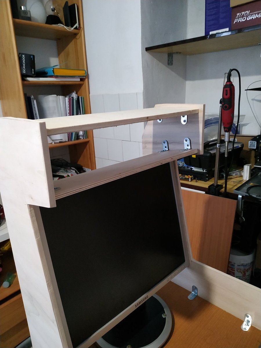 alberto_orco's tweet image. Aquí con @orkipastafari dándole un poco de amor al proyecto Ultron #modding #casecon