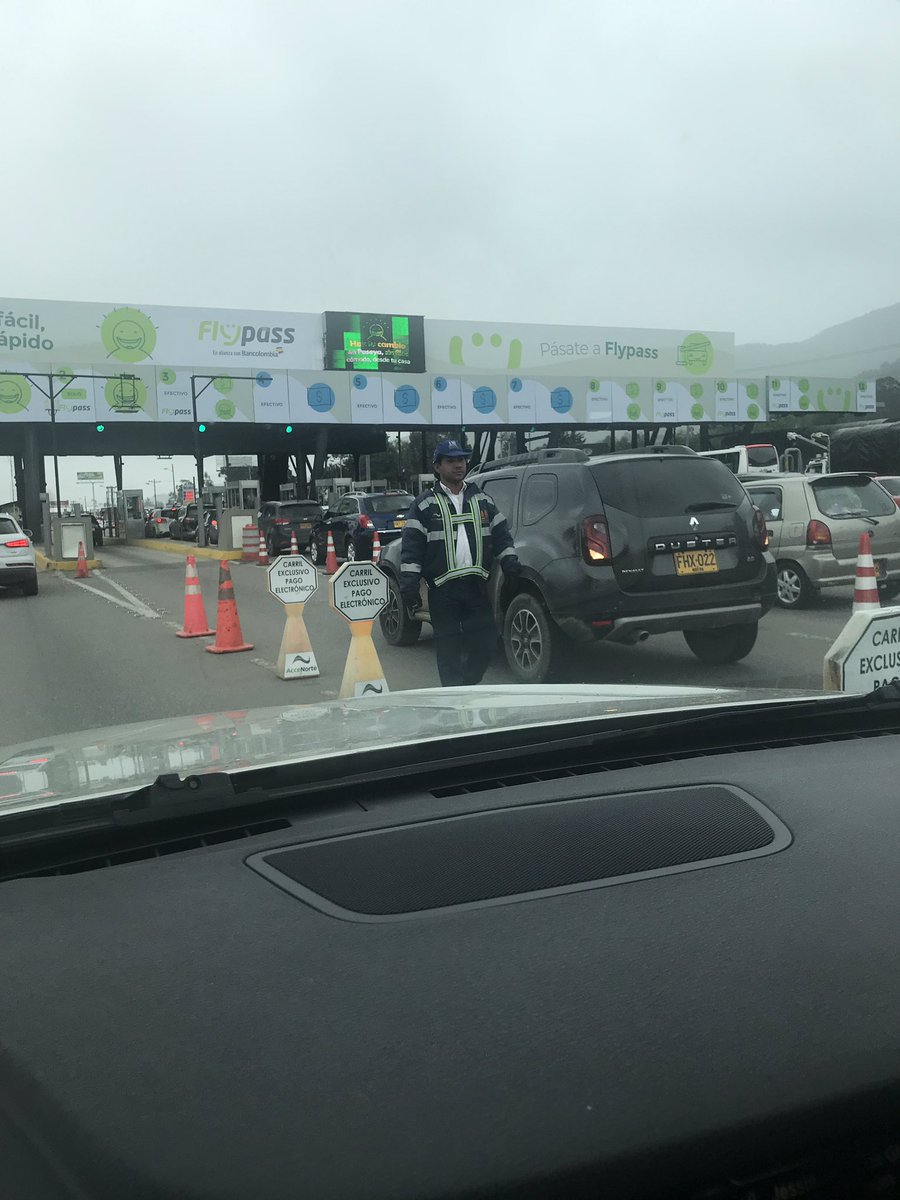 paulmaregue's tweet photo. @FlypassColombia tienen que incluir mejor señalizacion, la gente sigue entrando al carril que no es https://t.co/qQLUWS8YyS