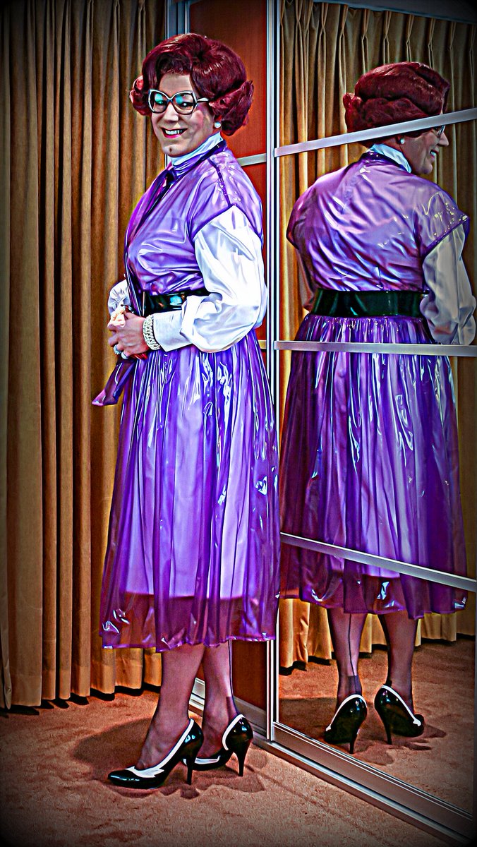 MrsWandaNylon's tweet photo. #prettyinpurple, #primplastic, #prettyinplastic https://t.co/je8FU3da8K