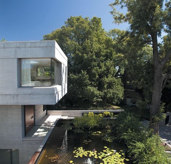 remyarqs's tweet photo. Casa Acassuso - Acassuso house 

_Design: @remyarchitects 
_Photography: @alejandroperal 

_
“El agua tratada como elemento integrador, cose los niveles de la casa, visualmente conectados a través estos claros de luz o patios interiores.”

_
“The water,… https://t.co/hbp1onD9Y5 https://t.co/J5huqNZgyU