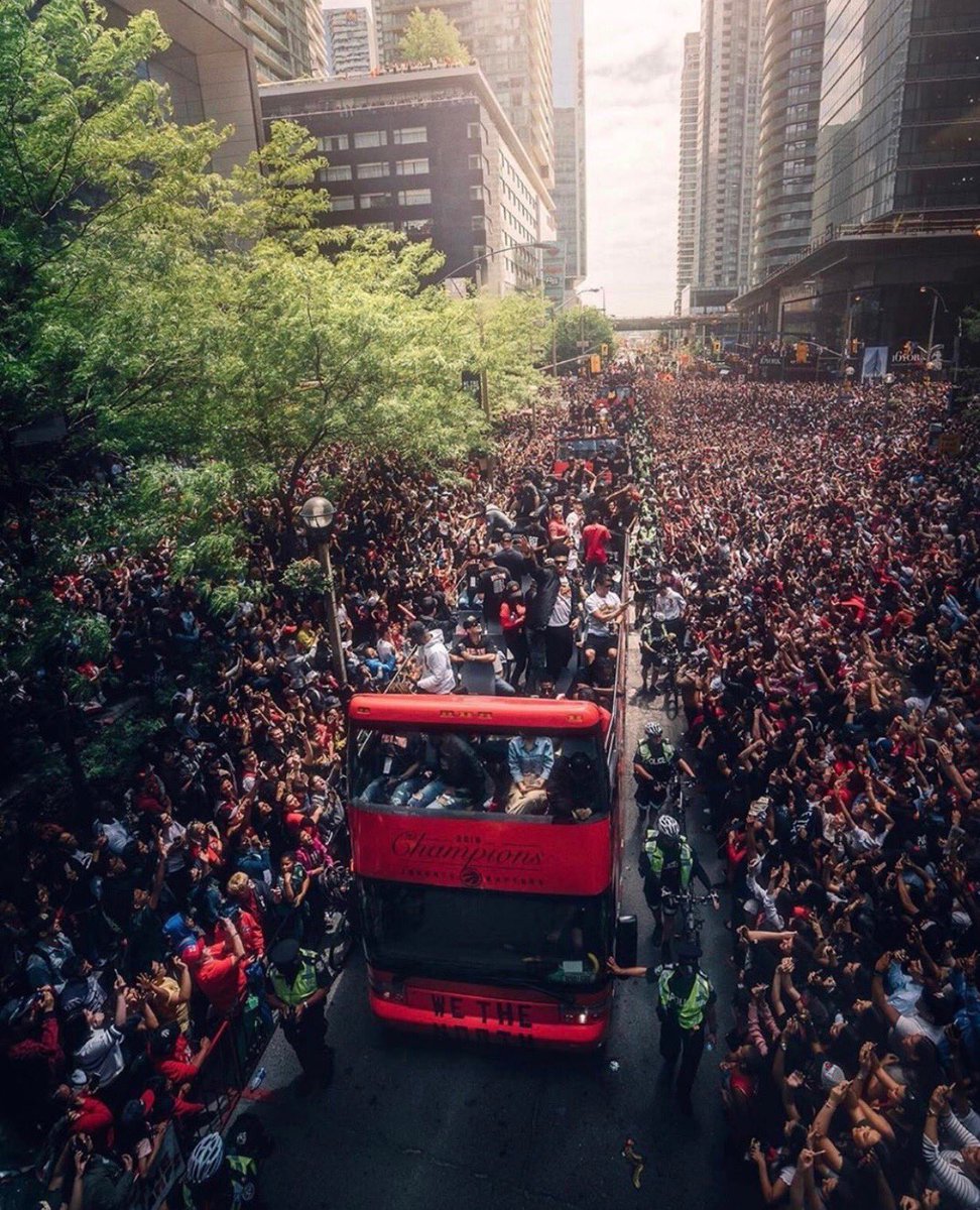 queenie08ca's tweet photo. This is more than you could imagine how people gathered to celebrate the NBA Champions. #WeTheNorthParade #TorontoRaptors #nba ❤️ https://t.co/cm5HG9Zzeh