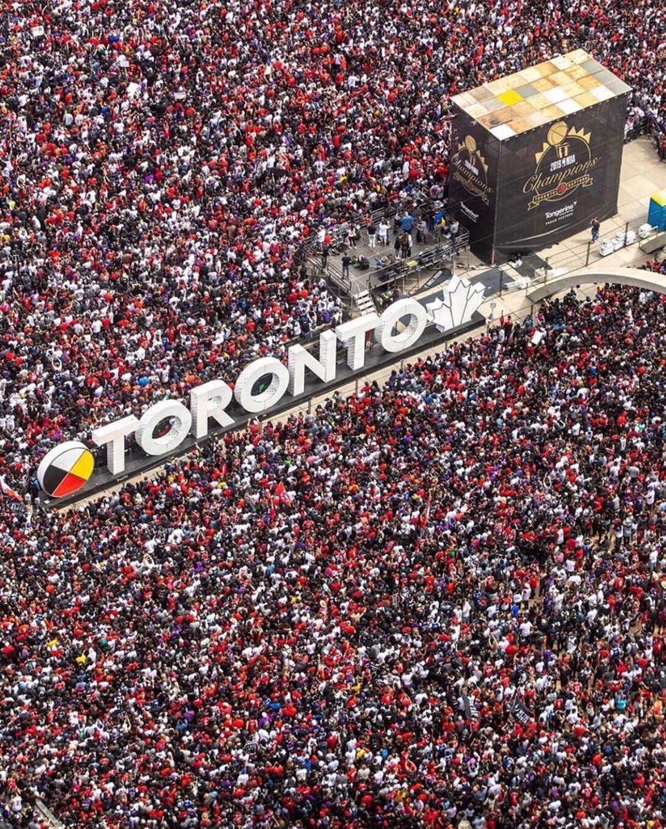queenie08ca's tweet photo. This is more than you could imagine how people gathered to celebrate the NBA Champions. #WeTheNorthParade #TorontoRaptors #nba ❤️ https://t.co/cm5HG9Zzeh
