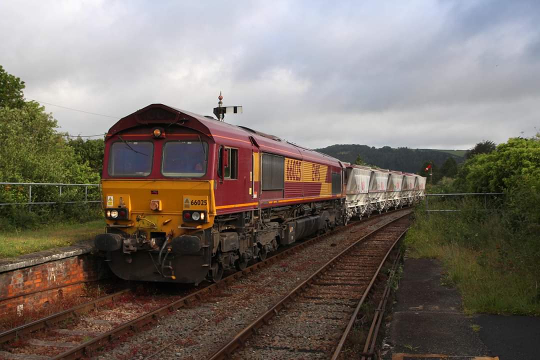 CraigMunday1's tweet photo. A short set of CDA wagons off repair at St Blazey bound for Fowey Carne Point #ukrailscene #db_cargo #class66 https://t.co/NJ6PrUBqxd