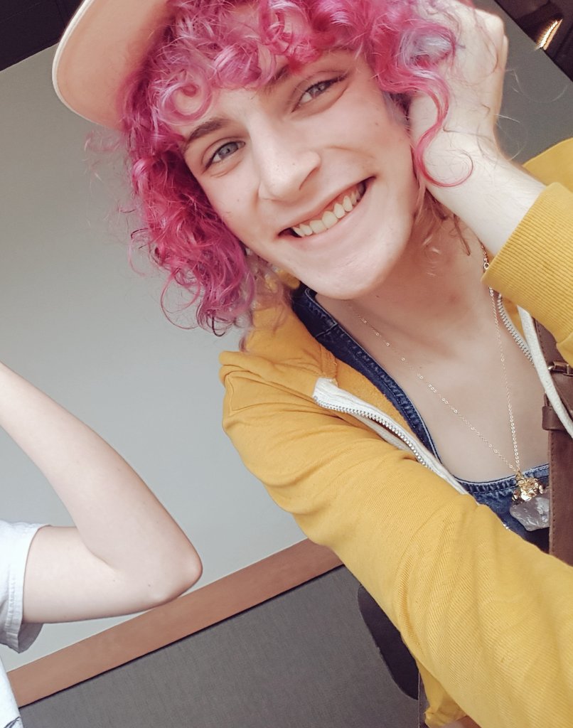 lesbiats's tweet photo. i feel like a lot of people completely ignore the fact that im nb but uhhhh #nonbinarylookslike https://t.co/GtD9bfDmDa