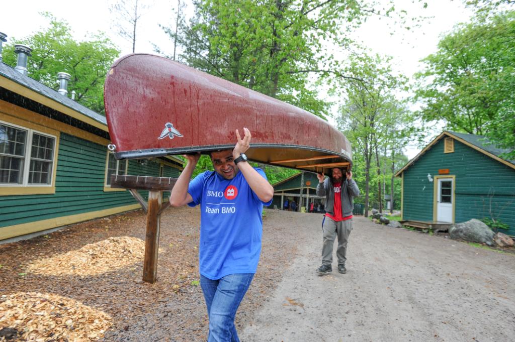 BMO's tweet photo. Working together to support communities is one of the ways weโre here to help. Thank you to the thousands of employees across North America, Ireland and UK who took part in BMO Volunteer Day to fuel positive change. Learn more: https://t.co/hwNZHrwGkq #BMOhelps #BMOgrowthegood https://t.co/D5hvGVuQDE
