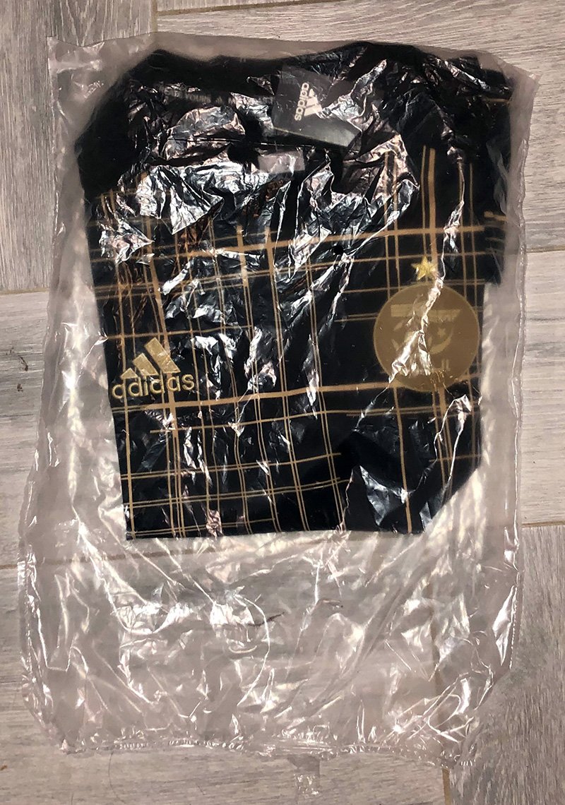 DZfoot's tweet image. RT + Follow, Pour gagner le maillot d'entrainement Noir et Or édition limitée de l'équipe d'Algérie, et pour vous montrer qu'on l'a vraiment,on a mis sa photo sous blister Taille L, tirage au sort samedi soir