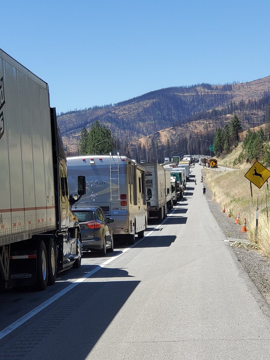 DaleLGodfrey47's tweet photo. Continued major delays &amp;  backup of traffic going south on I-5 north of Shasta Lake. @krcrphoto @KRCR7 @ABC7 @CaltransHQ @ReddingNewsFeed https://t.co/ep1Cu3dfv0
