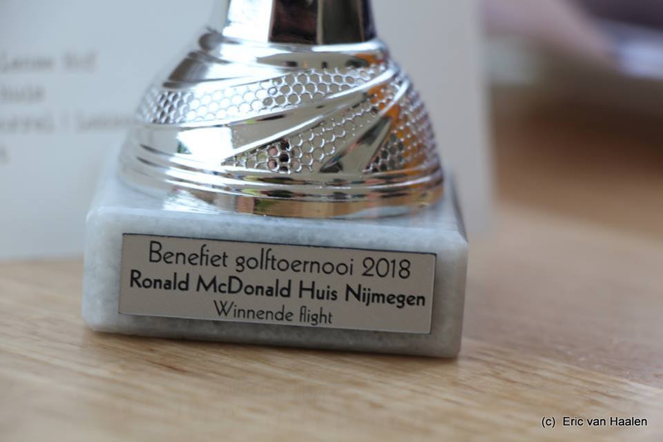 En de winnaars van het Golftoernooi zijn... Dat weten we natuurlijk nog niet, maar wel dat de winnaars een blinkende prijzenbeker krijgen van Promocoach Totaalreclame. Zo zag de prachtige beker er vorig jaar uit.