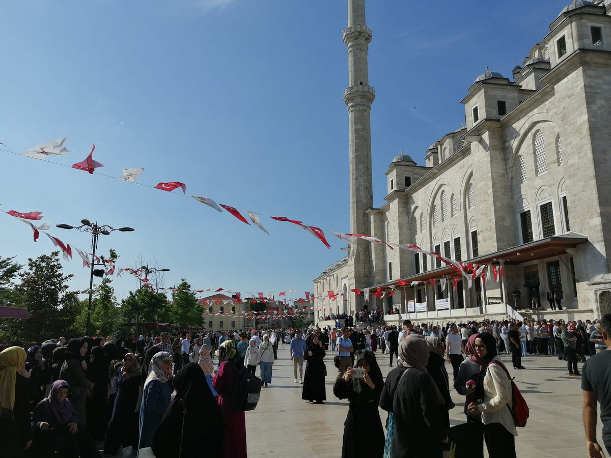 Al3ahdNewspaper's tweet photo. تغطية #خاصة ل #صحيفة_العهد.
والحشود العربية والتركية في انتظار الرئيس رجب طيب أردوغان من أجل صلاة الغائب على روح الرئيس #محمد_مرسي بعد صلاة العصر في ساحة مسجد الفاتح في #اسطنبول https://t.co/SSAjR4L6vx