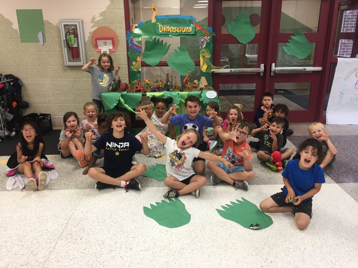 EducareSide's tweet photo. DINO WEEK RAWR!!! We made posters, solved a puzzle, and exercised at JC Skate Inn!!! 🦖🦕🦖 :D https://t.co/rHc3nh0hWM