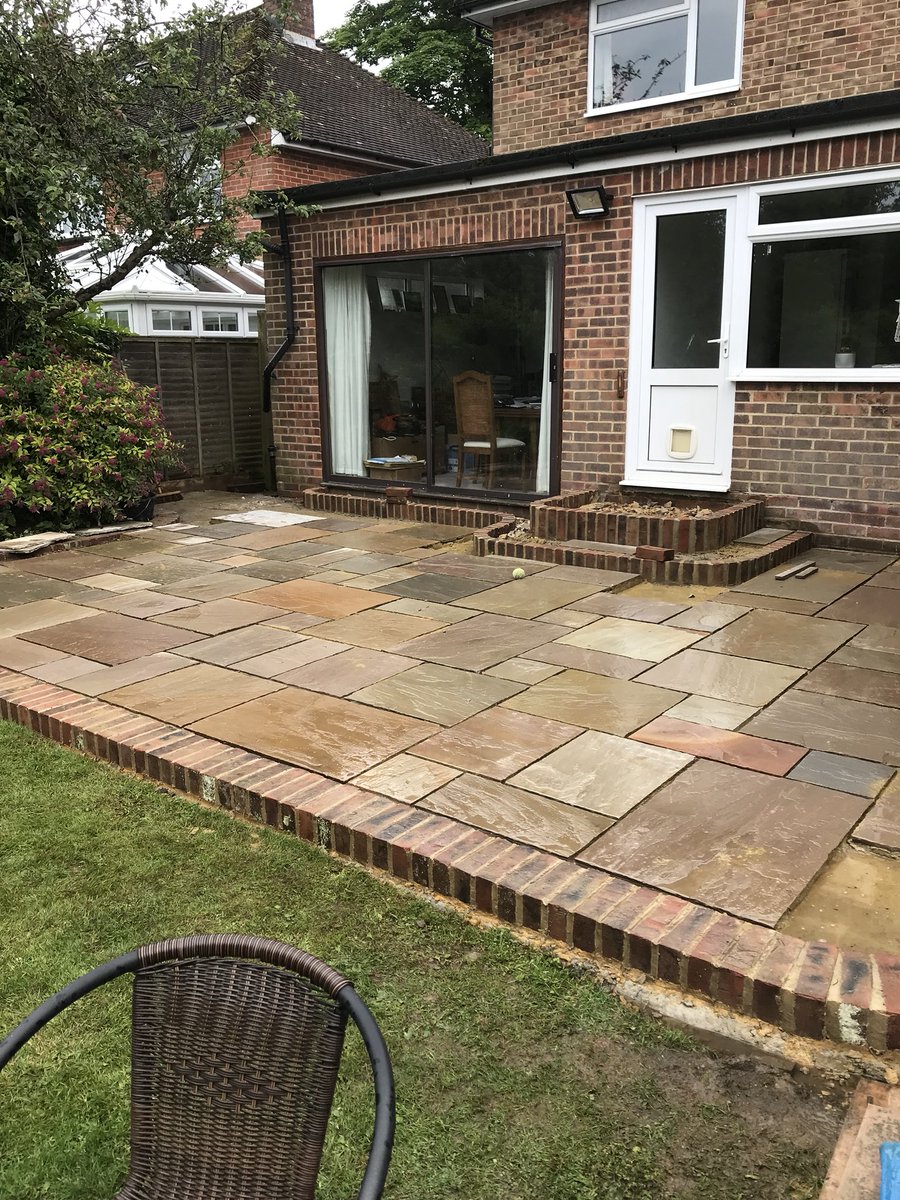 BuckinghamsLand's tweet image. Productive day considering the weather. 25 sq M laid of one of our current projects in Crawley Down. #hardlandscaping #hardlandscapingdesign #patio #indiansandstone #brickwork #steps