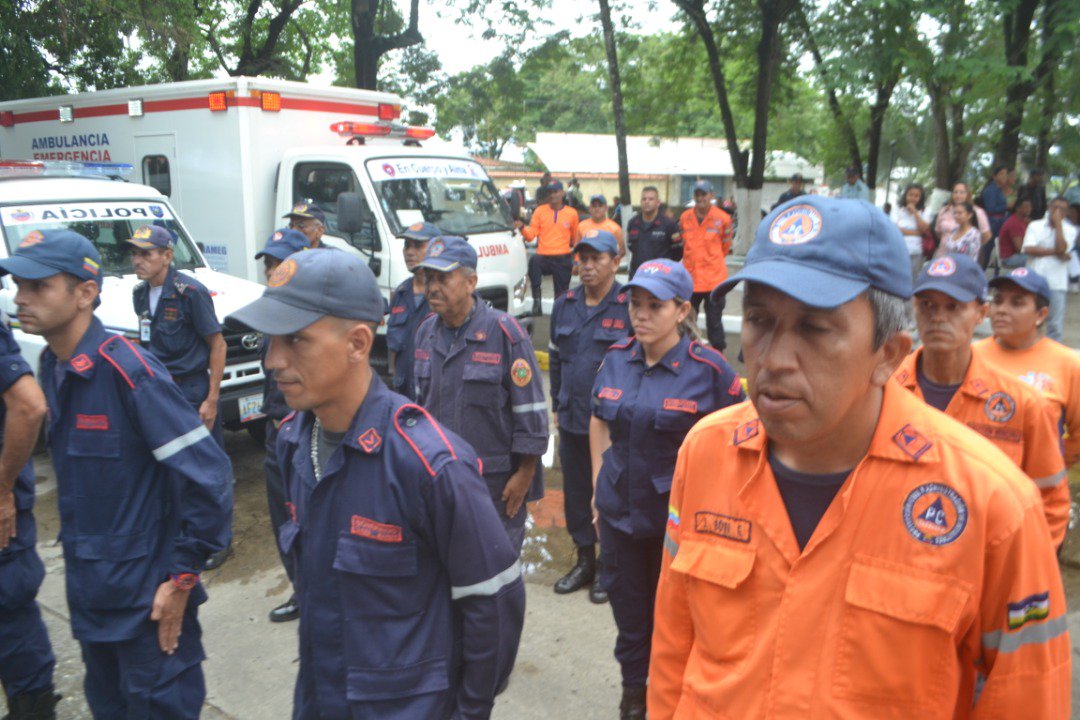 En Directo Con El Gobernador dotamos de uniformes, camión de bomberos, 2 ambulancias nuevas y carros radio patrullas a los cuerpos de seguridad de Guárico. Vamos avanzando en la prevención y la reacción de las fuerzas de orden público.

#EnCuerpoYAlmaPorGuarico

#18Jun
