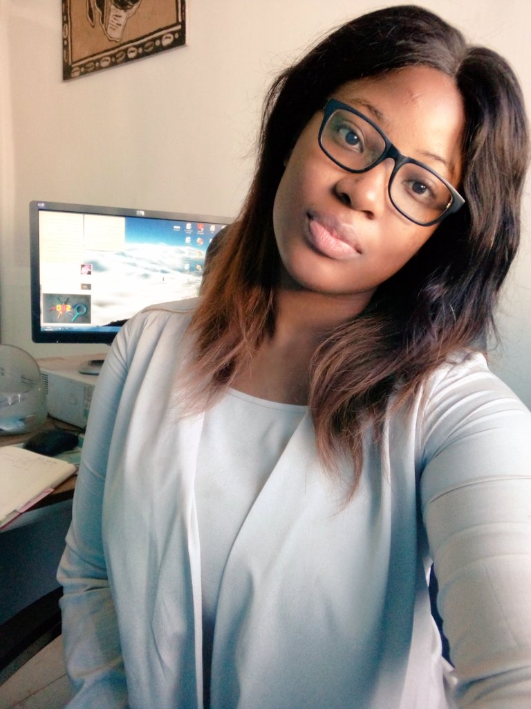 KamdemSamantha's tweet photo. @Cynthia_Angela_ #TofBio
#toutfeutoutflamme🔥
#braidslocks
#End
Je me produis un peu 😂 https://t.co/uzTL8YeGPb
