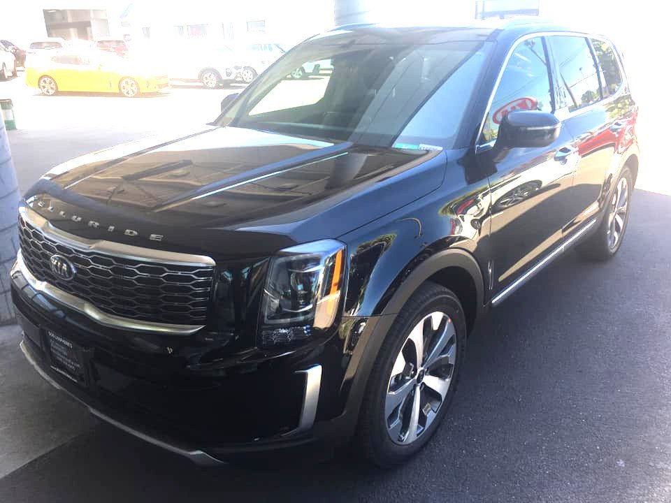 It's #NationalSplurgeDay -- the perfect day to #TreatYoSelf to that new #Telluride you've had your eye on! 👑🚗🛍️🤑 
📸: Nick Tepea bit.ly/2Utag4O
#TreatYoSelfTuesday #Splurge #NewCar #Kia #BeavertonKia #KiaTelluride #LanphereAutoGroup