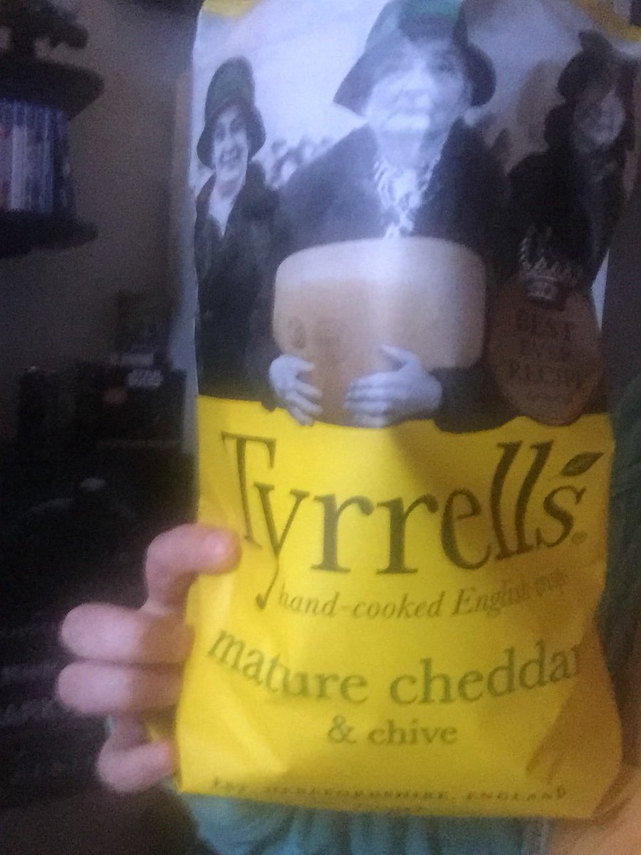 PresslandR's tweet photo. @Tyrrells just brought a bag of your crisps well I say a bag of crisps more like a bag of air ! #ridiculous #expensivecrisps #nothingthere https://t.co/syT3m3IbAi