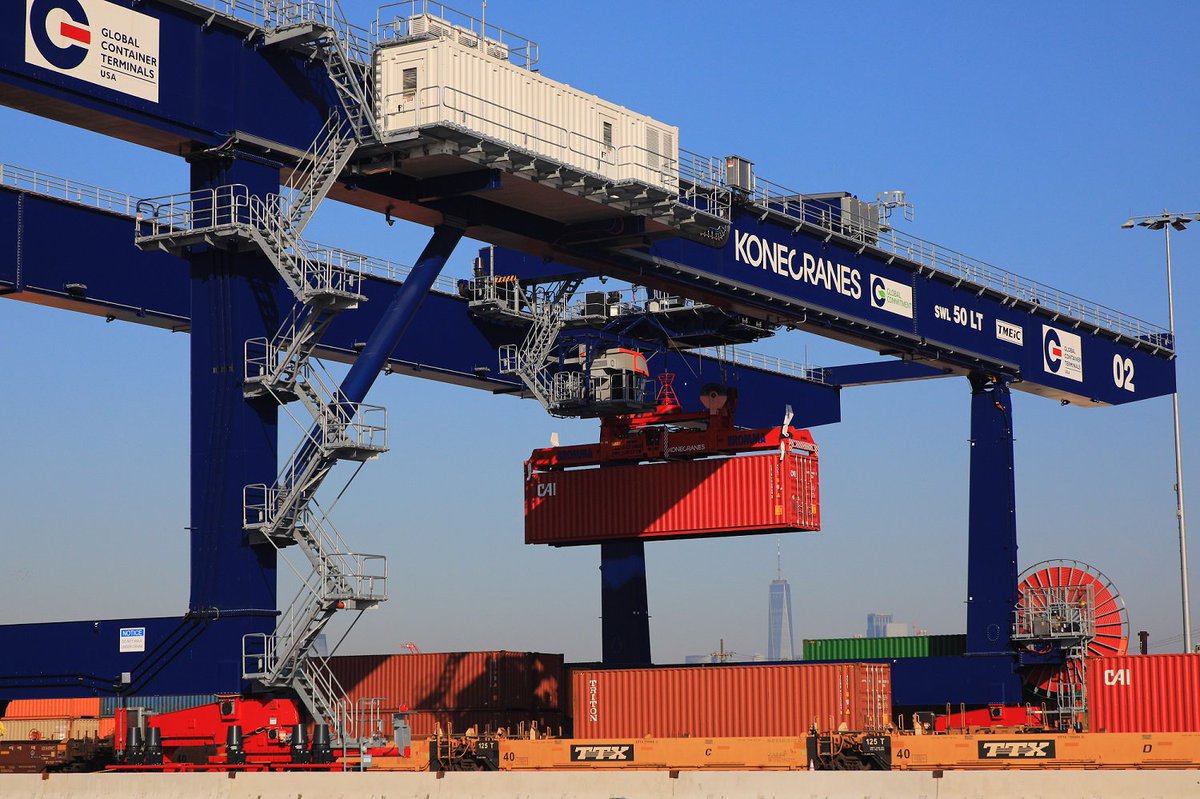 PortNYNJ's tweet image. The completed #PortNYNJ on-dock #ExpressRail Port Jersey facility at GCT Bayonne provides increased system capacity, flexibility and efficiency allowing shippers to reach key inland markets in the Midwest, Northeast, and Canada. Read more: bddy.me/2Fjh9jJ #ports #rail
