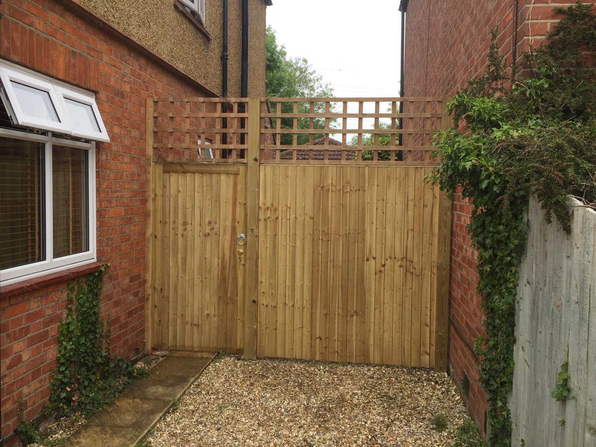New closeboard gate with key lock, closeboard panel and trellis over to provide extra security for clients in Wokingham #fencing #woky #BerkshireBoundaries #DirectoryOfExcellence