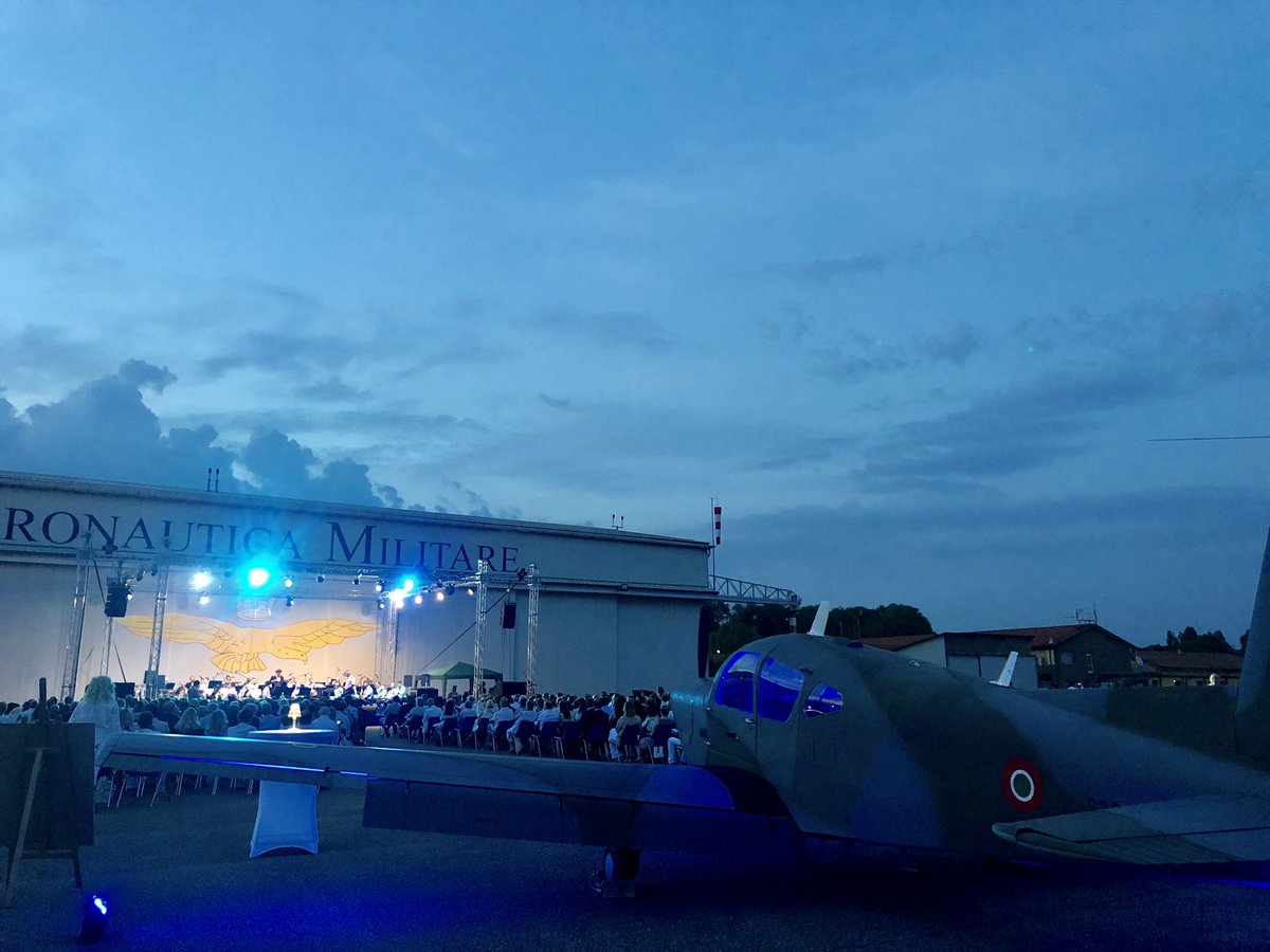 Eccoci qua!
Concerto Alla Luna della @ItalianAirForce per la @Fondazione_Rava 🌙
•
Ps: il servizio di Studio Aperto è stato posticipato causa forza maggiore!
Ma arriva, eh, restate connessi :)