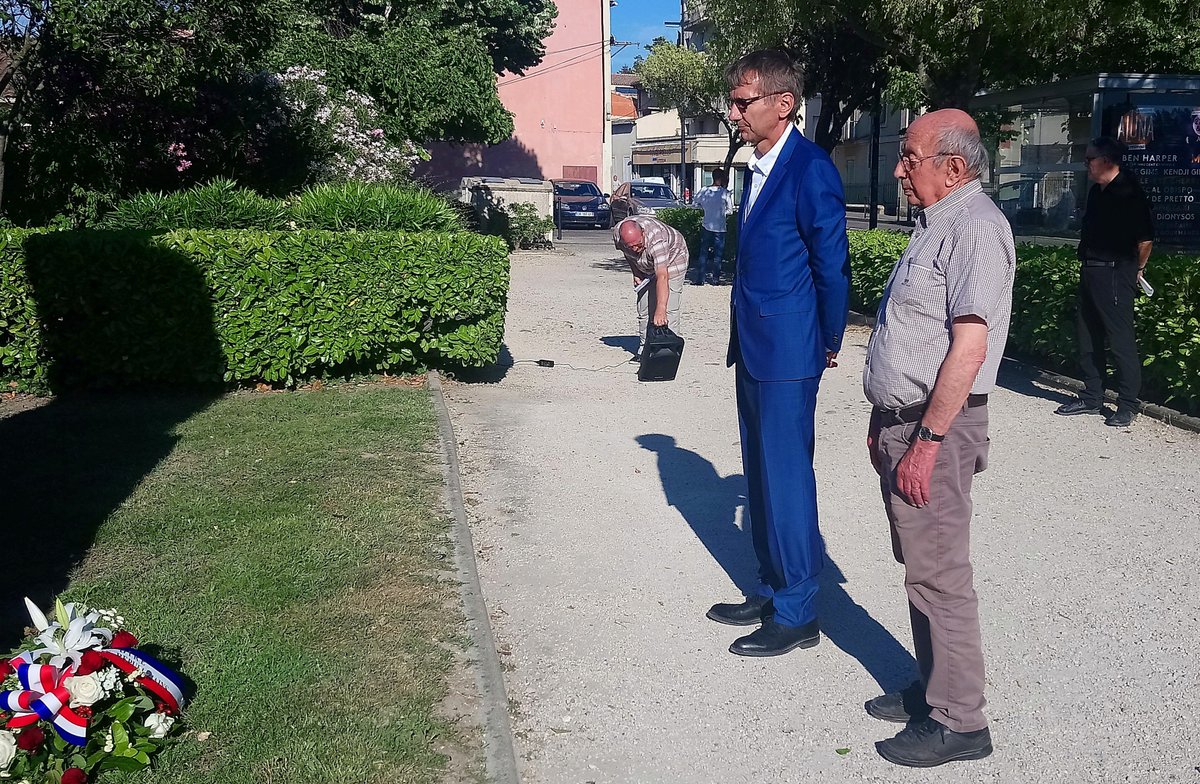 AmeCitoyenne's tweet photo. Belle commémoration du #18juin pour l'appel du #GénéraldeGaulle avec @GillesLaroyenne à #villeOrange et notre famille gaulliste de la #4ecircoLR84 https://t.co/t7eEJQdAbc